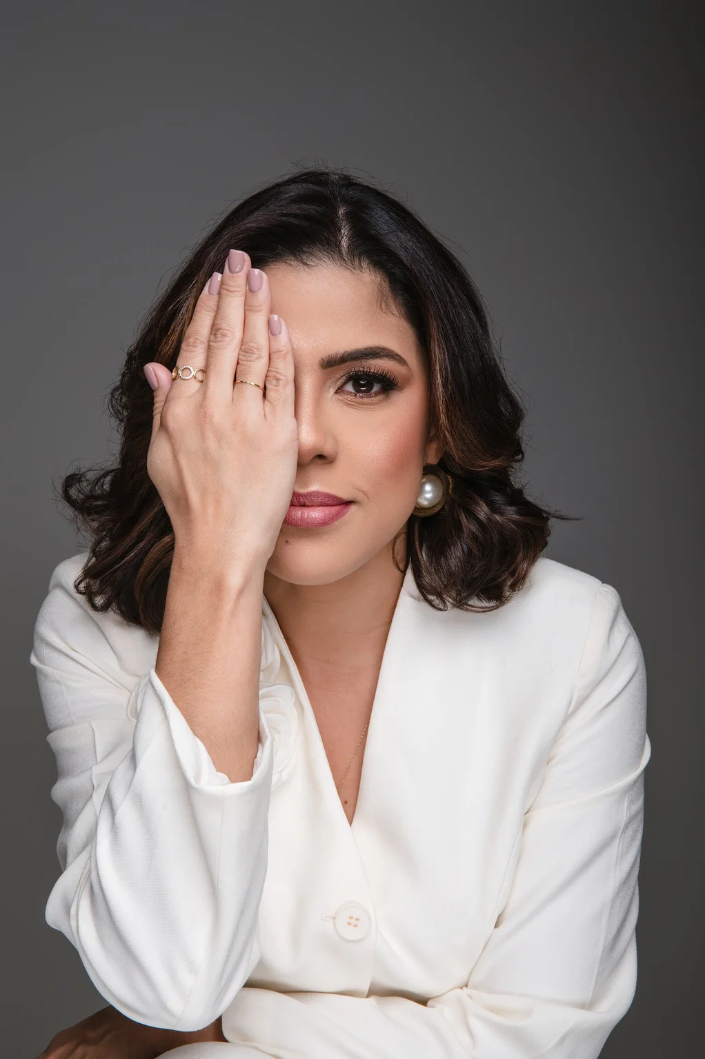 Dra. Larissa Schueng — retrato fornecido no artigo